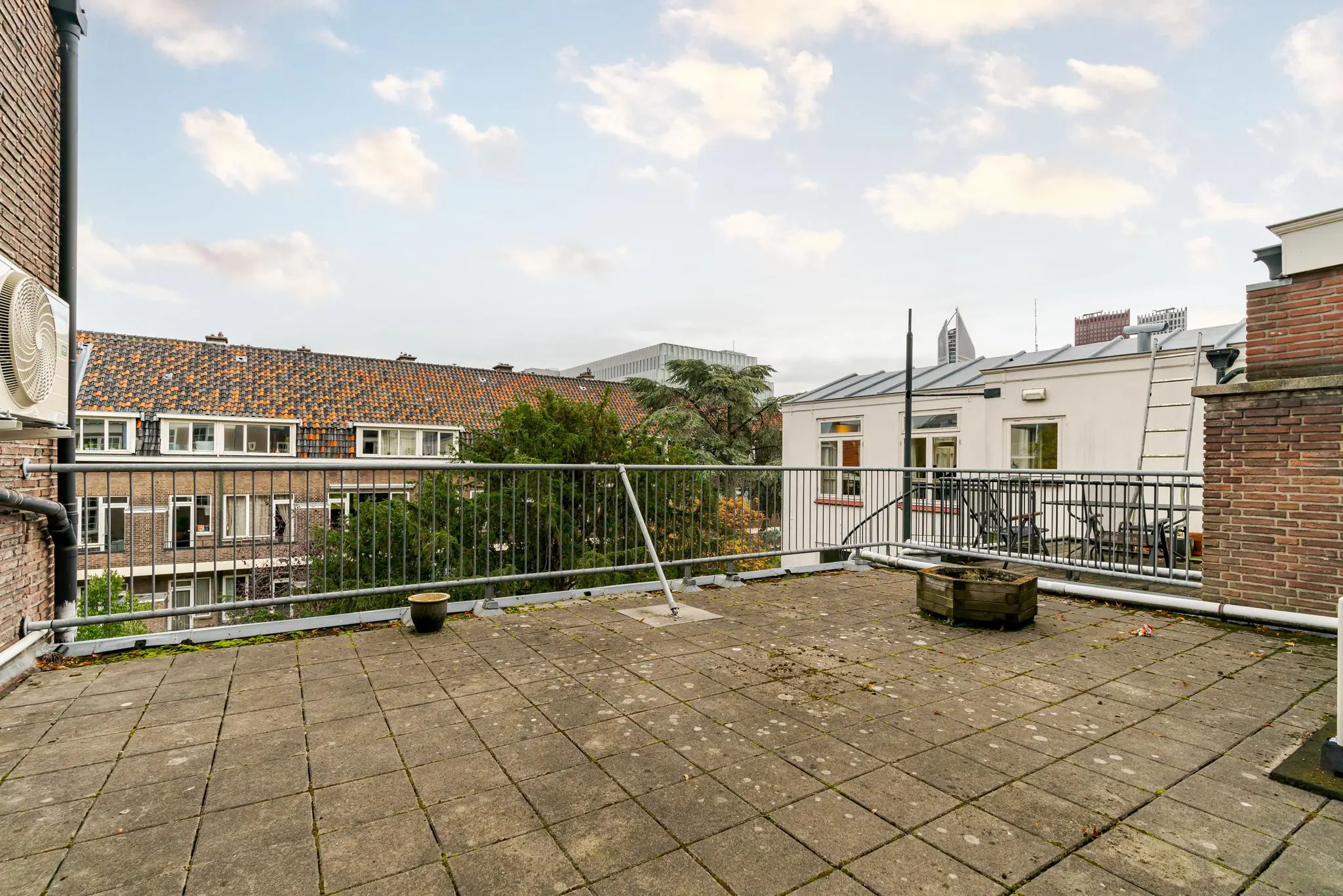 Ruim dakterras met uitzicht op omliggende woningen aan het Lange Voorhout in Den Haag.